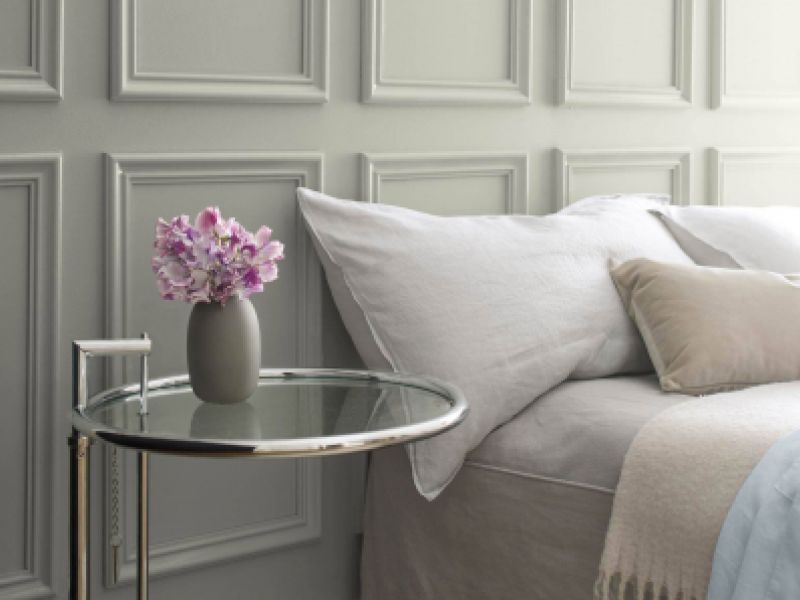 Detalle de cama y mesita en dormitorio