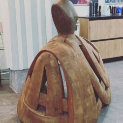 Escultura de busto de mujer con vestido en interior de local comercial