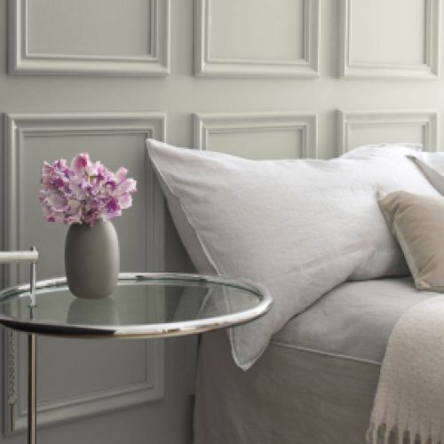 Detalle de cama y mesita en dormitorio